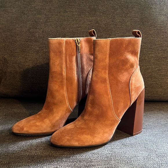 NEW Vince Camuto Enverna Block Heel Bootie Size 6.5 In Caramel Color - Picture 5 of 13